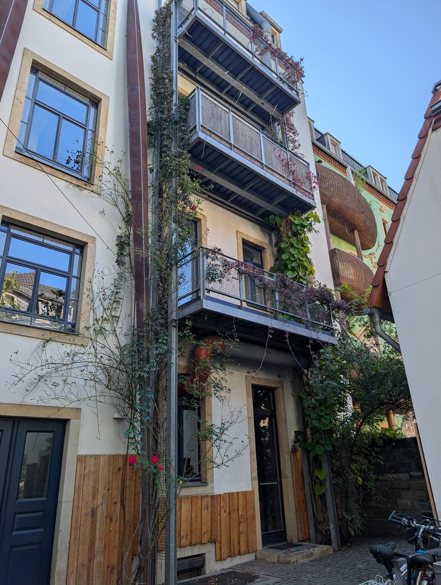 Hrozně se mi líbí německý trend přidávat balkóny do vnitrobloků ke staré zástavbě ze železné externí konstrukce.