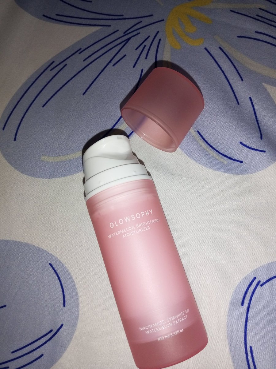 fitbyilen's tweet image. aku nemu produk yg jujur bikin aku kaget karena ternyata lebih bagus dari ekspektasi. glowsophy watermelon brightening moisturizer gel 🎀✨