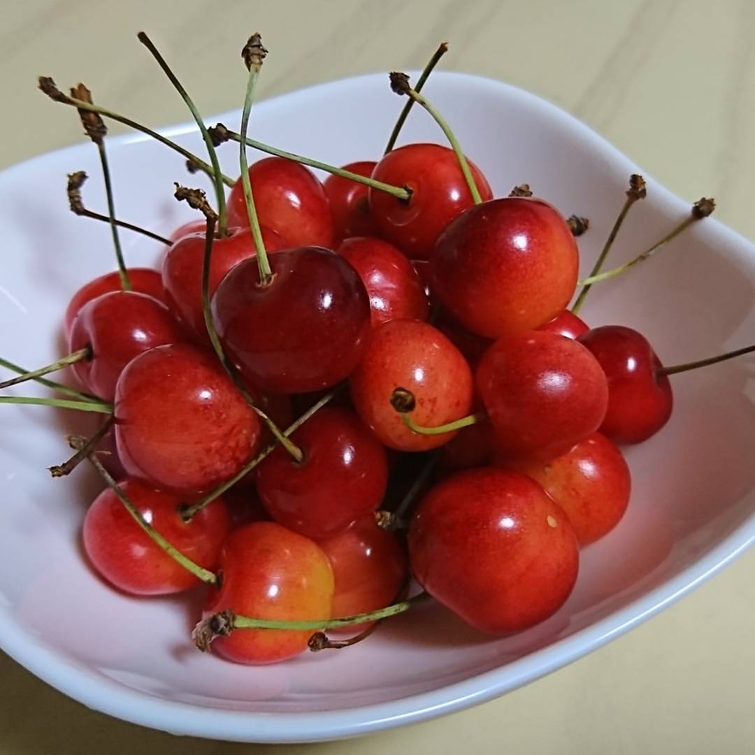 新鮮なさくらんぼ、甘くてジューシー！🍒✨ 夏の味わい、心がウキウキしますね！さくらんぼは好きですか？