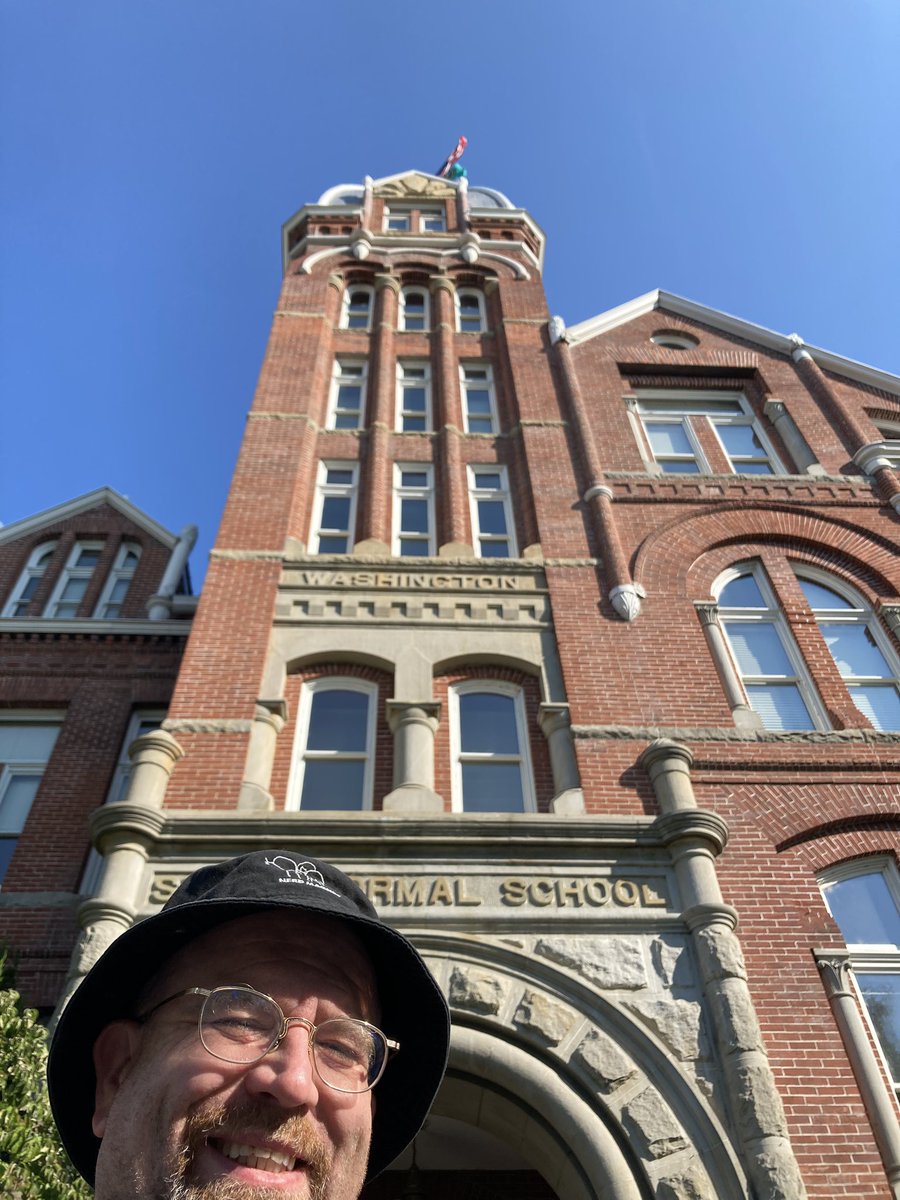 KiddYoshiwatari's tweet photo. CWUのシンボルであるBarge Hall （1893年に大学ができたときに最初に建てられた建物）の前でだいたい記念写真は撮るよね笑
#WelcomeToEllensburg
#WelcomeToCWU
#ケミカリ
#ケミカリをアメリカに連れて行った https://t.co/yPxfvoDq98