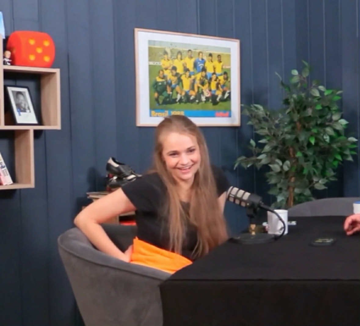 I morgen er <a href="/appelsinjuss/">Sofie</a>, tidligere co-host i legendariske <a href="/TrippelCap/">TrippelCap</a> gjest hos oss.

Spørsmål til meg, <a href="/IverVatt/">Iver Vattøy</a> og Sofie?

Kan avsløre at jeg skal spille FH etter livets dårligste start.