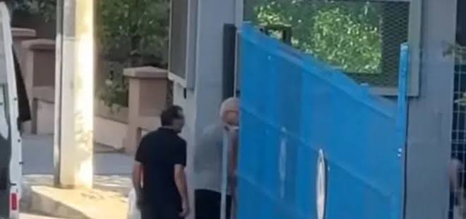 İzmir’in Balçova ilçesinde bulunan Salih İşgören Polis Merkezi’ne yönelik bu sabah bir saldırı düzenlendi. 16 yaşında bir çocuk tarafından pompalı tüfekle yapıldığı belirtilen saldırıda, 2 polis memuru şehit oldu, 1 polis ağır yaralandı. Olay yerinde incelemeler sürüyor.