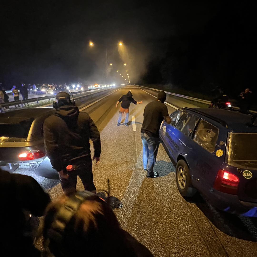 facebook.com/1320Videos/pos…

狂ったようなサイズのタイヤのZ3クーペってだけで十分おかしいのに、コメント欄でこれが本物のドラッグマシンを持ち込んで行われてる違法なストリートドラッグイベントで、スウェーデンだとよくあることだって現地民が書いてて更にイカれとる