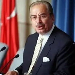 ÂGÂH OKTAY GÜNER DE GİTTİ

Bir devrin önde gelen isimlerindendi.
Siyasetçiydi.
İktisatçıydı.
Yazar ve hatipti.
Hepsinde de ortanın üzerinde varlık göstermeyi bilenlerdendi.
Çünkü kültürlüydü.

Kültür her işte belirleyicidir.
Kültürlü siyasetçinin meseleleri kavrama ve bakış