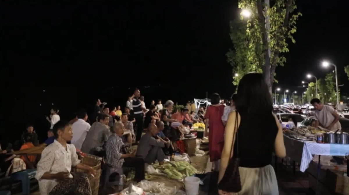 Lucky__dinosaur's tweet image. #Yunyang has simply become a paradise for street vendors! 🔥

All small #stalls set up by citizens themselves ~ 👣

When the lights come on, the sounds of vendors hawking blend with the aroma of food, creating a lively and soothing atmosphere!  💫#China #Chongqing