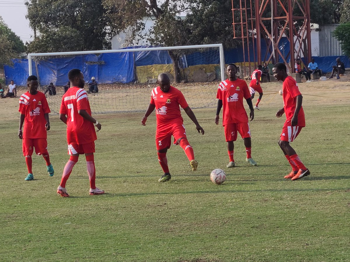 TManatsa0802's tweet image. &quot;Substitutes getting ready for their moment to shine! 💪⚽Waiting for the call to step onto the field at halftime and make a difference. 💥 #HalftimeHustle #SubstitutesReady&quot;