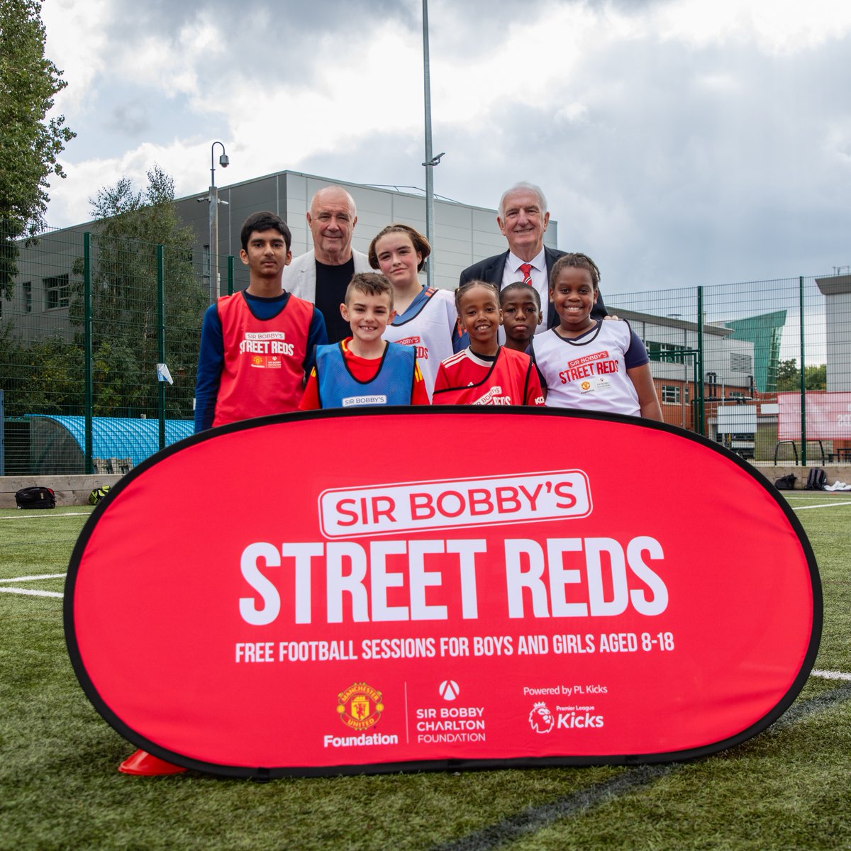 MU_Foundation's tweet photo. Celebrating 1️⃣ year of Sir Bobby’s Street Reds, funded by @SBCFoundation ⚽🤝

3️⃣7️⃣2️⃣ young people engaged
3️⃣0️⃣ countries represented 🌎

Youngsters from all backgrounds enjoying football in a safe and inclusive environment - the perfect legacy to the great Sir Bobby Charlton ❤️