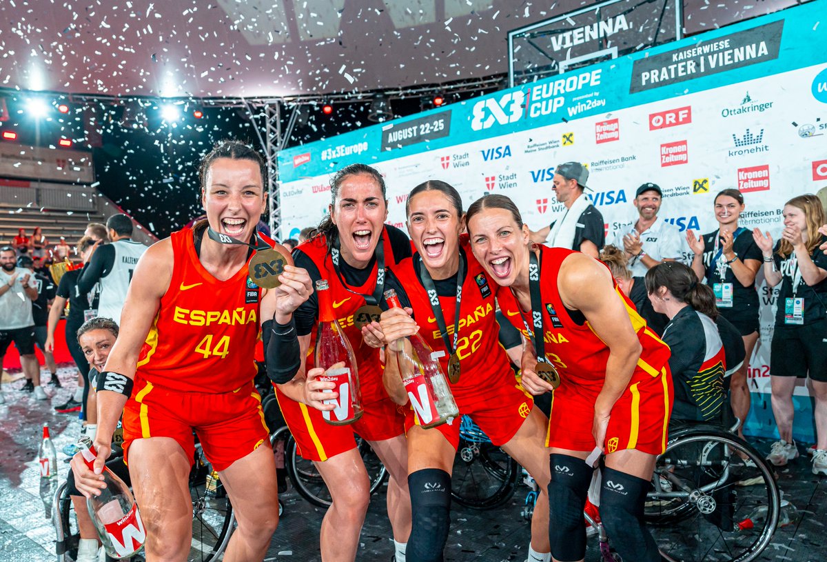 BaloncestoESP's tweet photo. 𝚄𝚗 𝙲𝚄𝙰𝚁𝚃𝙴𝚃𝙾 𝚍𝚎 𝙻𝙴𝚈𝙴𝙽𝙳𝙰 🙌

La #SelFEM3x3 🇪🇸, 3⃣ años consecutivos sin bajarse del podio 🚀

🥉 #3x3Europe 2025
🥇 #3x3Europe 2024
🥈 Juegos Olímpicos 2024
🥈 #3x3Europe 2025

#LaFamilia #SomosEquipo https://t.co/M8Mazpz3pc