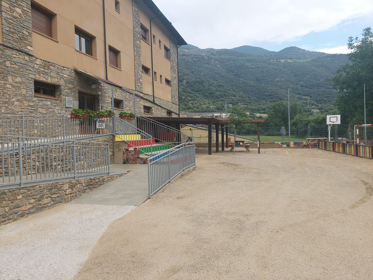 Avui iniciem el nou curs Escolar 25-26 a la llar d’infants municipal Matxicots i a l’escola d’infantil i primària Montsent de Pallars de Rialp.
Infants, famílies i mestres, els millors desitjos per aquest proper curs i ara toca apendre molt.