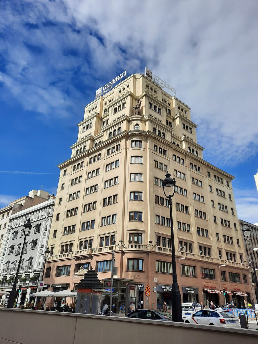 El espectacular edificio de la compañía Generali en Alcalá esquina con Virgen de Peligros. Del arq. Eusebio Bona de 1935 que sigue el estilo de los grandes edificios de aquellos años con la parte superior escalonada. La gran escultura en el chaflán es de M. Blay. Foto mía 2020