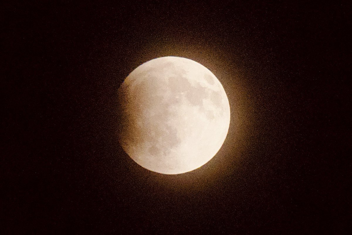 Vijaykulange's tweet image. Shades of #LunarEclipse from my lens .. #redmoon