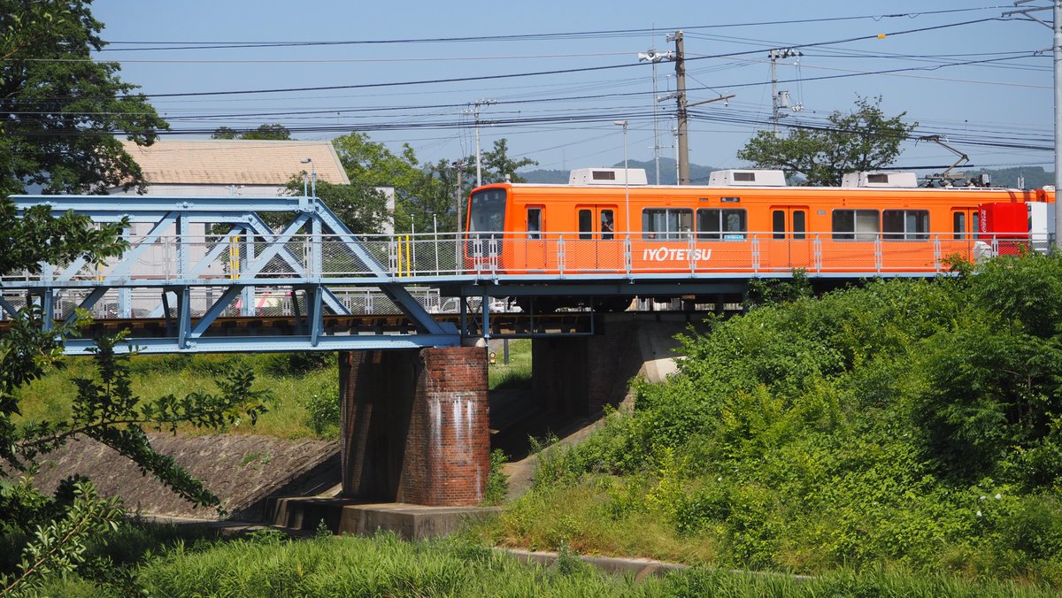 いよ子です。
石手川公園駅で610系をパシャリ📸
鉄道橋として日本最古のトラス橋との組み合わせが良いですよね👏✨
#伊予鉄道 #伊予鉄