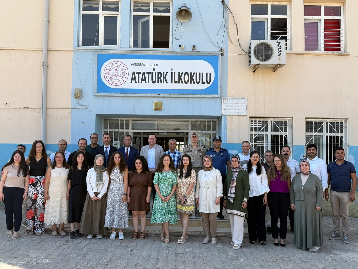 📍 Atatürk İlkokulu Ziyareti

Kaymakamımız ve Bld. Bşk. Vk. Sayın Sinan KORKMAZ, 2025-2026 eğitim öğretim yılının ilk gününde Atatürk İlkokulumuzu ziyaret ederek öğrencilerimizin heyecanına ortak oldu.

Program kapsamında öğrenci, öğretmen ve velilerle sohbet eden Kaymakamımız,