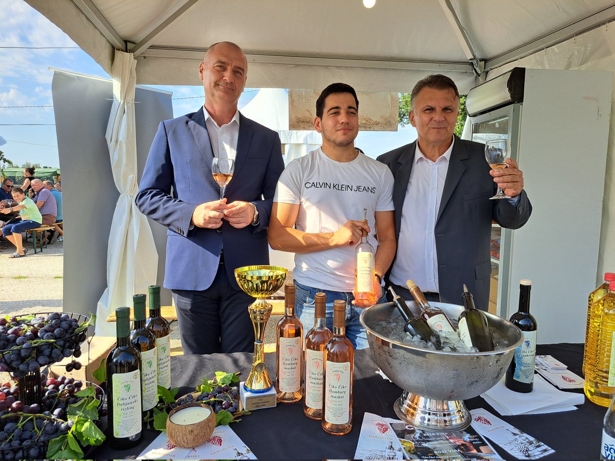 PSRRMSLS's tweet image. Општина Беочин обележила 29. „Баношторске дане грожђа“
Заменик покрајинског секретара Горан Николић присуствовао је свечаном отварању 29. манифестације „Баношторски дани грожђа“, коју организују Туристичка организација Беочин. skr.rs/zS3L