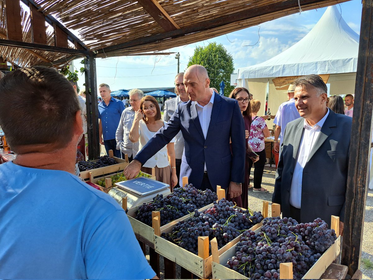 PSRRMSLS's tweet image. Општина Беочин обележила 29. „Баношторске дане грожђа“
Заменик покрајинског секретара Горан Николић присуствовао је свечаном отварању 29. манифестације „Баношторски дани грожђа“, коју организују Туристичка организација Беочин. skr.rs/zS3L