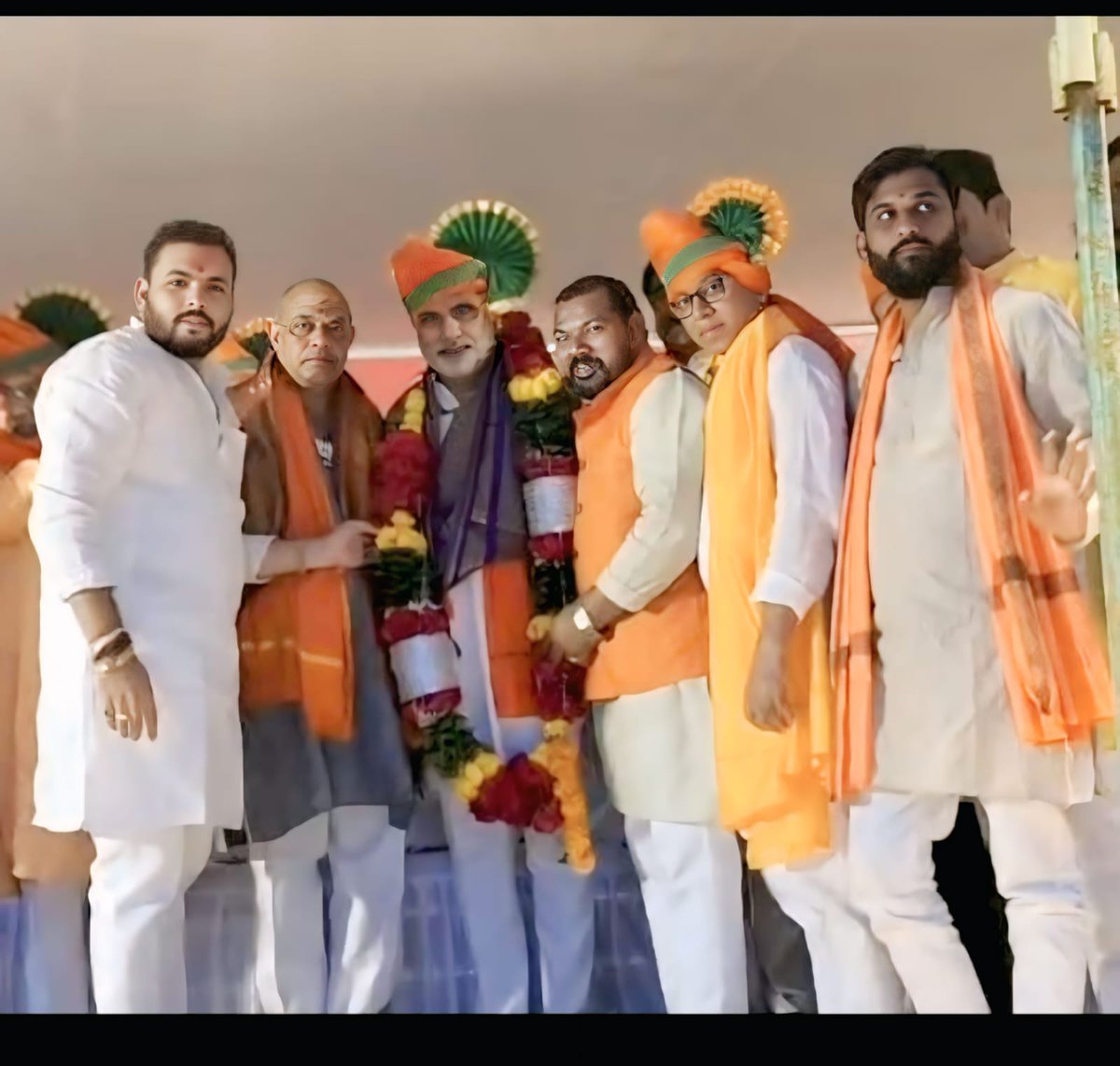 PraveenSaley's tweet photo. अंनत चतुर्थीनिमित्त विविध मंडळातील पदाधिकाऱ्यांसह सगळ्याची भेट घेऊन शुभेच्छा दिल्या अनेक महाप्रसाद कार्यक्रमास उपस्थित राहीलो गणेश मंडळाचा अध्यक्षाचा सन्मान केला भाजपा चा वतिने आयोजित स्वागत कक्ष उभारण्यात आला होता https://t.co/irSNX4AqjQ