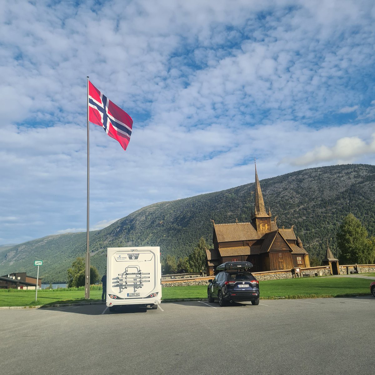 I dag flaggar vi for demokratiet. 
Det er verd å flagge for og ta vare på. Bruk stemmeretten din. Godt val!
