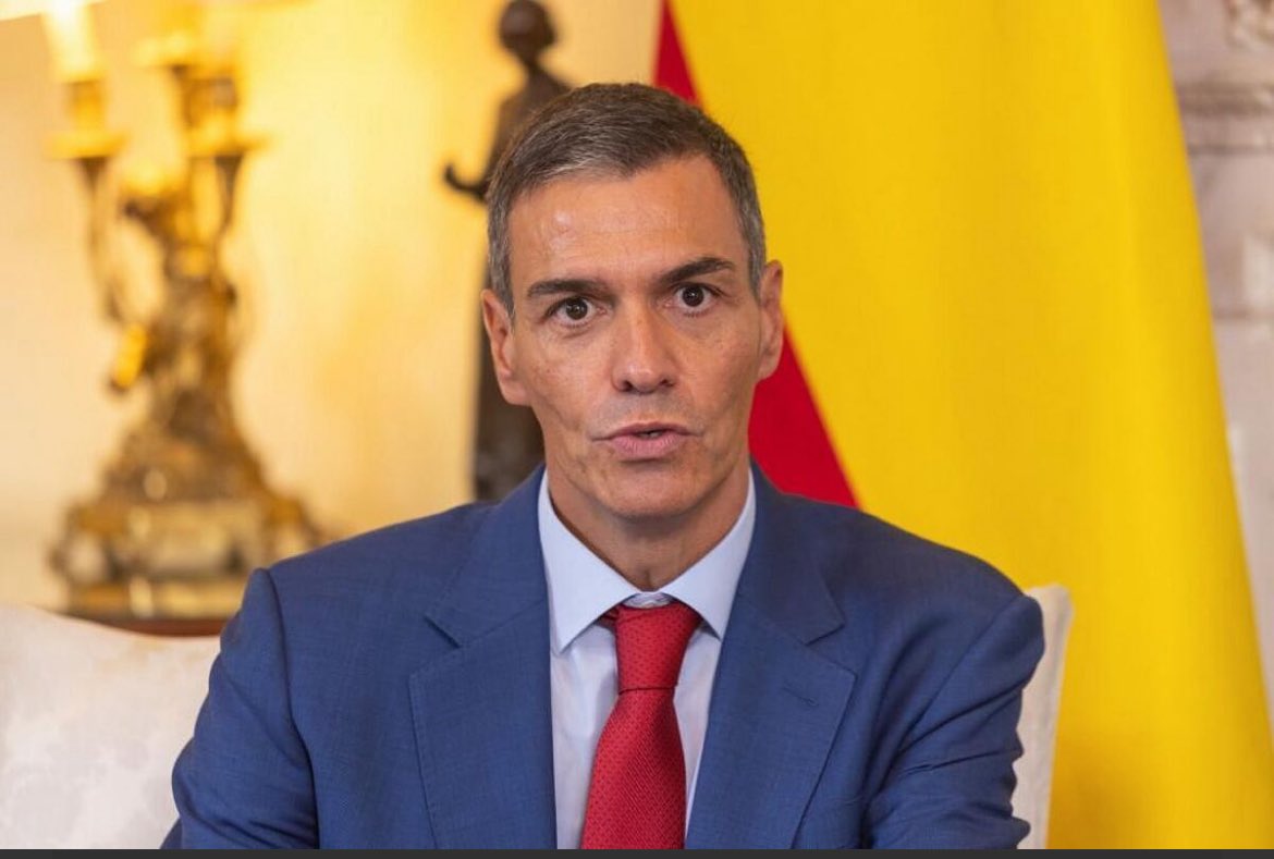 Miradlo.  Es un muerto viviente que está dando sus últimos estertores. Está acabado y, como todos los criminales, quiere morir lanzando sus últimas cornadas de odio. Sabe que no encontrará refugio en ningún país decente. Confía en salvarse porque las destruidas instituciones