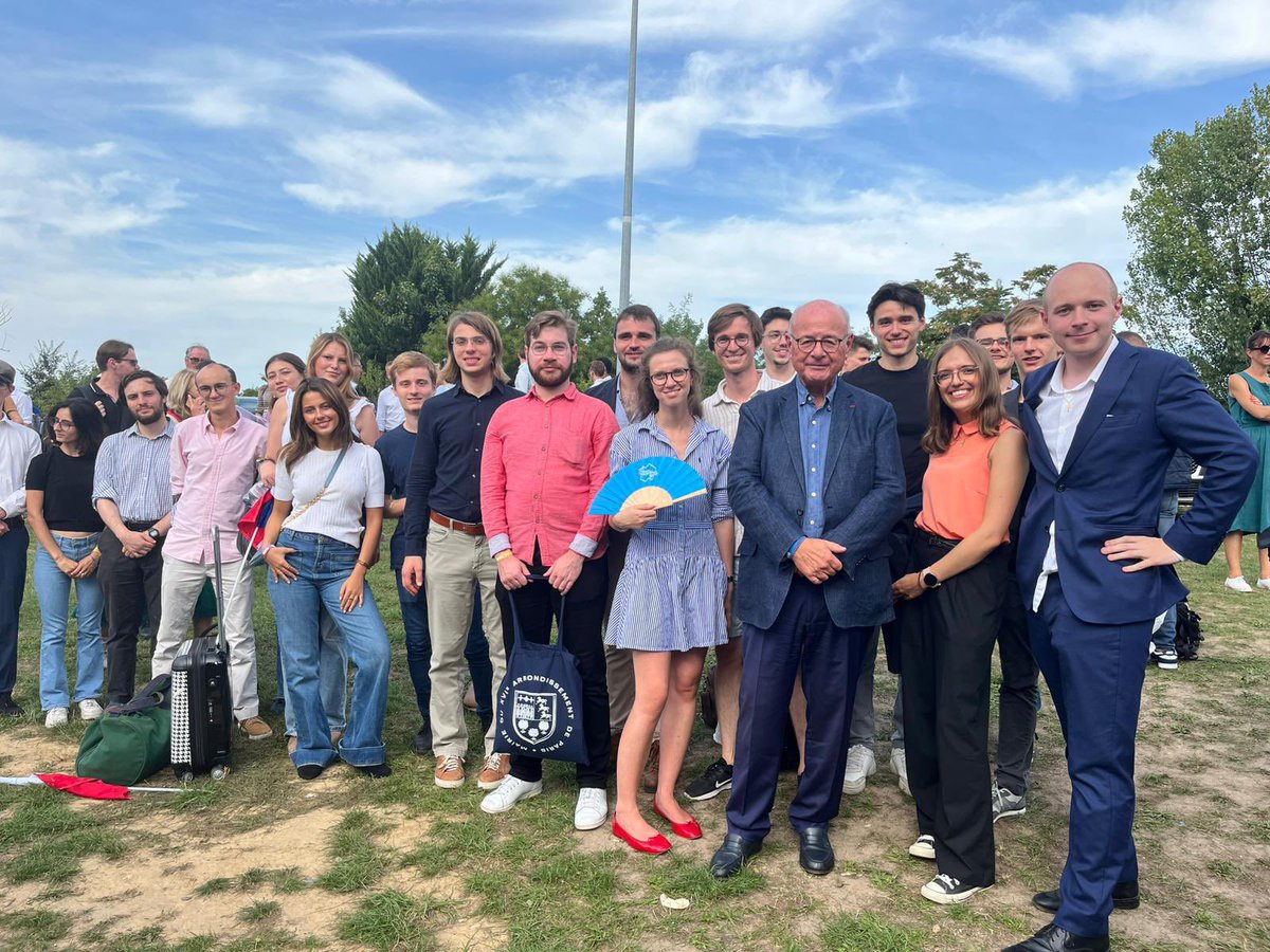 Le 16e en force parmi les 2000 personnes réunies par <a href="/BrunoRetailleau/">Bruno Retailleau</a> aux Rendez-Vous de la Droite ce WE ! 🚀

Merci à tous les militants, merci aux jeunes, qui par leur engagement  et leur large mobilisation ont montré le beau visage de l’avenir en cette rentrée 2025 à Port