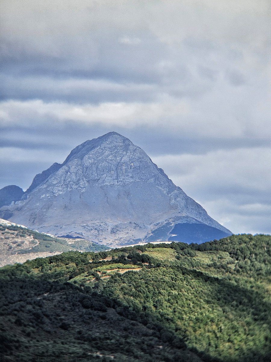 Es una pirámide imponente la cara Oeste del Pico Espigüete sobre la localidad de Valverde de la Sierra en la Montaña Oriental Leonesa.