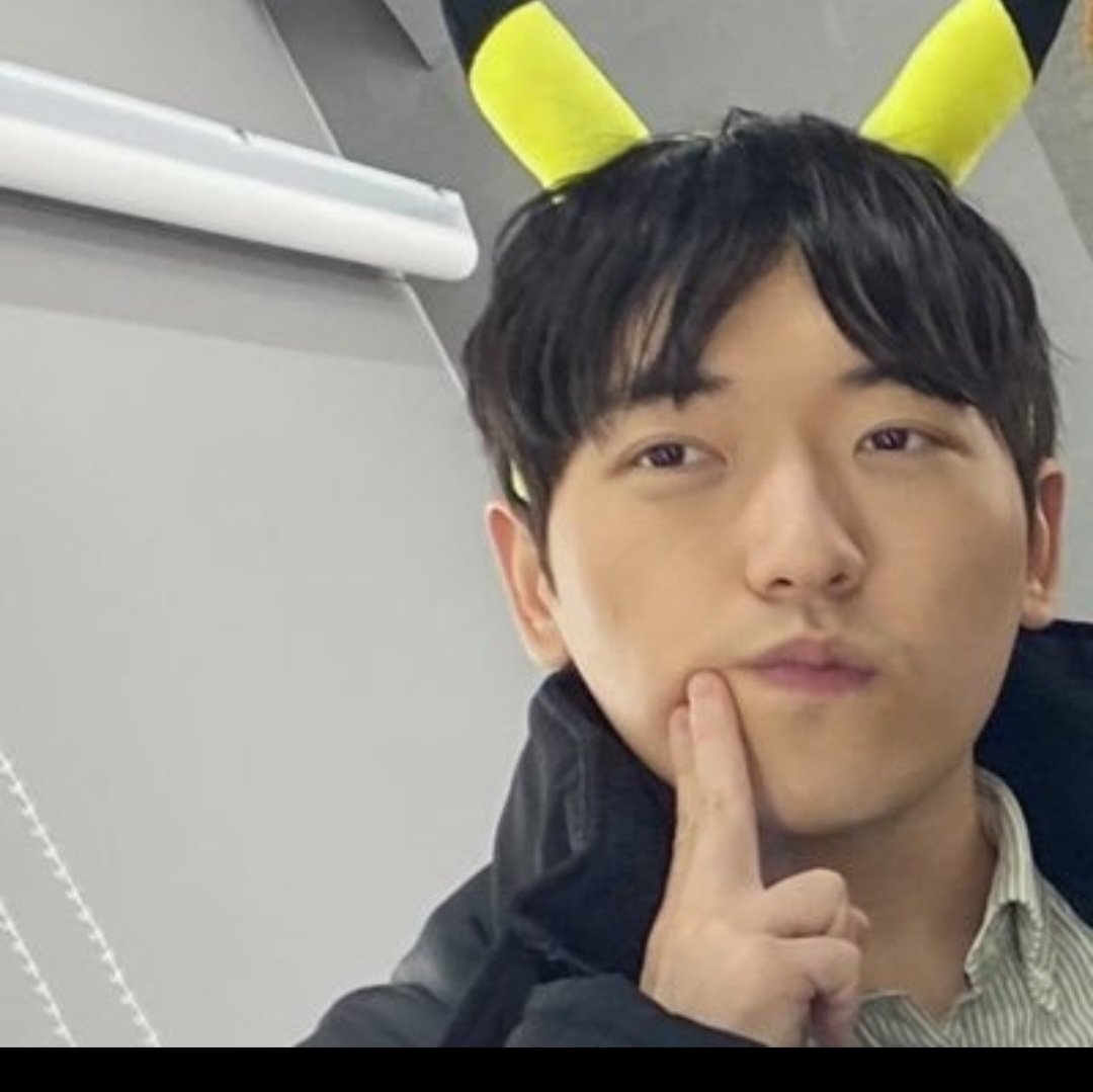 어디서 장애인 얼굴 퍼와서  프사로 쓰고 이런 트윗 쓰는거 진짜 부끄럽지도 않나 진심 경찰은 뭐하는지...이사람 신고 좀 해주세요ㅡㅡ 지체장애인 이신거 같은데 혹시 이 사진 속 인물이 지인이 신 분 있으면 보호자한테 연락해주세요