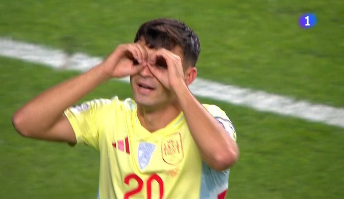 الحقيقة بيدري هو أكثر لاعب مستفز في العالم، أكثر لاعب بيخليني أشعر بالاستفزاز، مفيش حد بيعمل كل حاجه صح كدا في اللعبة، مفيش حد بيعمل كل حاجه صح كدا عموماً.