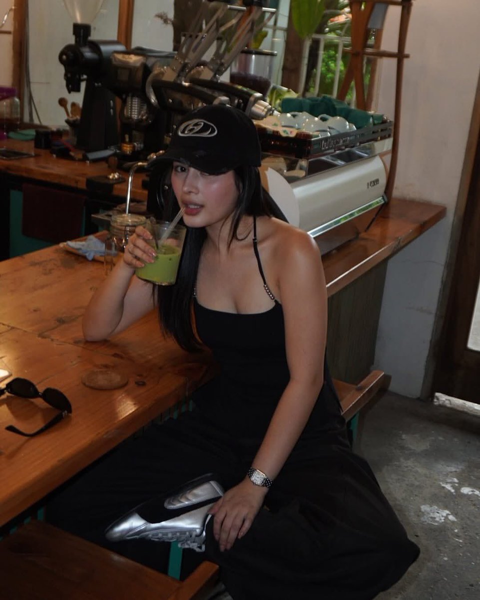 gmanetwork's tweet image. AZ, sino ba ‘yang hinihintay mong ka-matcha date? 🍵👀

📸: AZ Martinez on Instagram

#AZMartinez