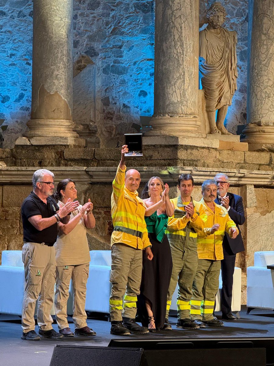Feliz Día de Extremadura. Este año nos sumamos a la enhorabuena y reconocimiento a los trabajadores y efectivos de <a href="/PLANINFOEX/">INFOEX</a> por su labor, que les ha hecho ser merecedores de la Medalla de Extremadura 2025. #DiadeExtremadura