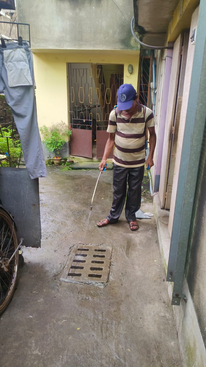 kmc_kolkata's tweet image. A few pictures of the frontline workers of the Vector Control Team on duty across the city.

#VectorControlByKMC #KMConDuty