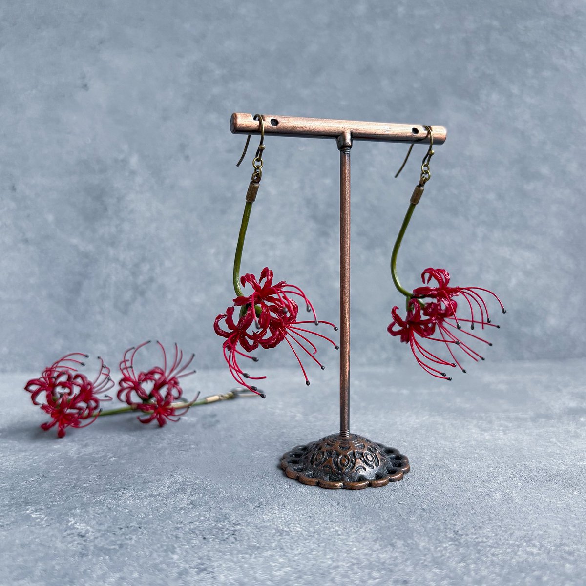 残暑が厳しいざんしょプレゼント企画🎁

なかなか秋にはならないのでお花作品で
秋気分を味わってください𓆸⋆*

【彼岸花の耳飾り】1名様へプレゼント
・フォロー&amp;リポスト&amp;いいね
・リプで確率アップかも🤭
9/12(金)迄
#プレゼント企画 
#プレ企画