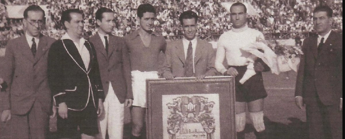 #TalDiaComoHoy de 1940 el <a href="/RealBetis/">Real Betis Balompié 🌴💚</a> Balompié homenajeaba a una LEYENDA con mayúsculas.

Andrés Aranda fue futbolista, cuidador del césped, entrenador de cantera y entrenador del primer equipo.
Murió en el cargo 25 años después durante una concentración del equipo en Aracena.