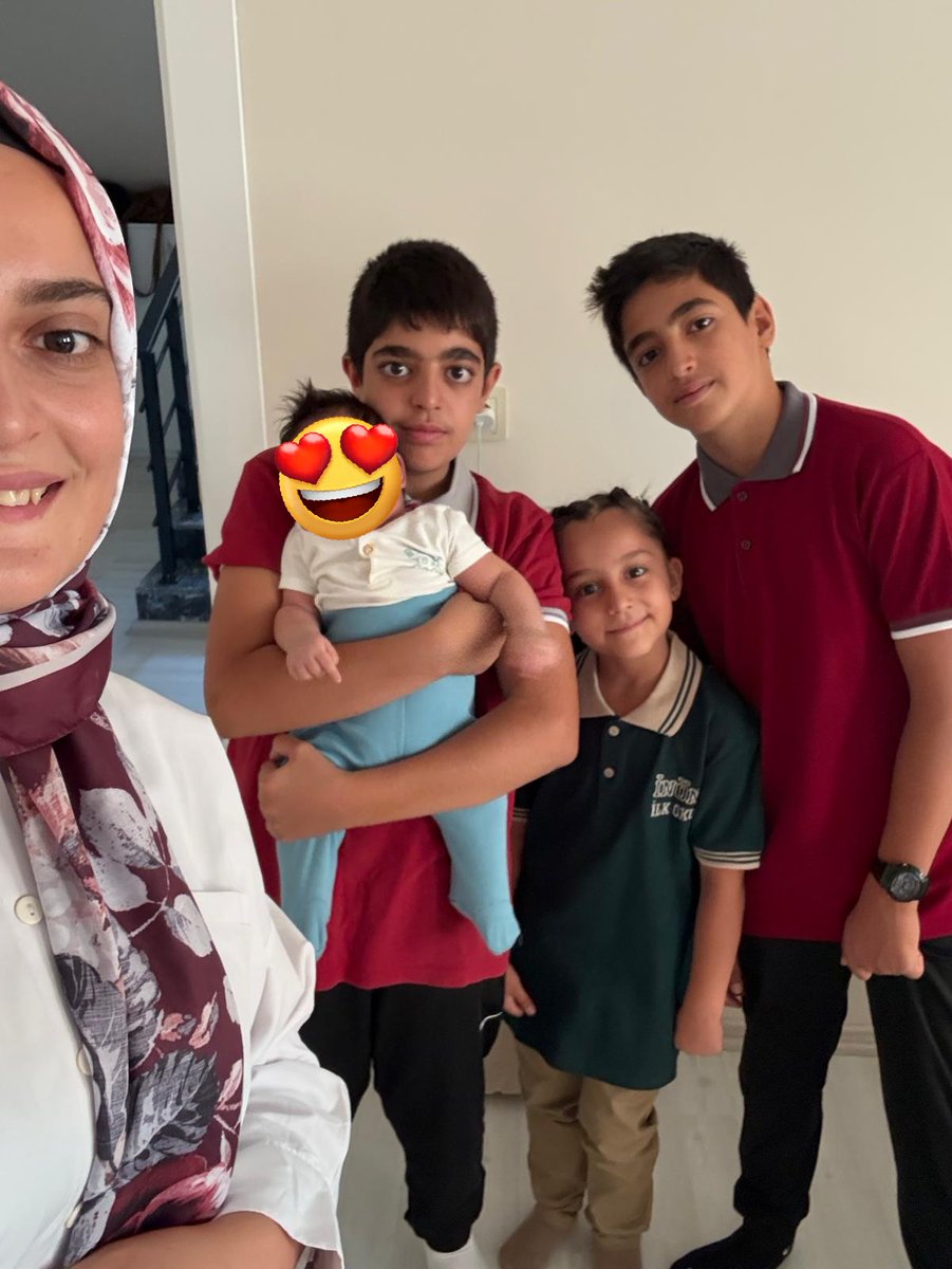 haticeeguull's tweet photo. Okula hazırız ❤️💚 💋 😘 https://t.co/TXb4aeYG6M