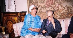 مما قرأته:

حين فاز نجيب محفوظ بجائزة نوبل، لم يعرف السفير السويدي في القاهرة كيف يتواصل معه (لا عنوان ولا رقم هاتف..)..
فاقترح أحد العاملين في السفارة  الاتصال بجريدة الأهرام، بحكم أن نجيب كان يعمل فيها.

وبذلك أصبحت الأهرام أول جريدة في العالم تعرف الخبر. 

اتصل الصحفي بمنزل