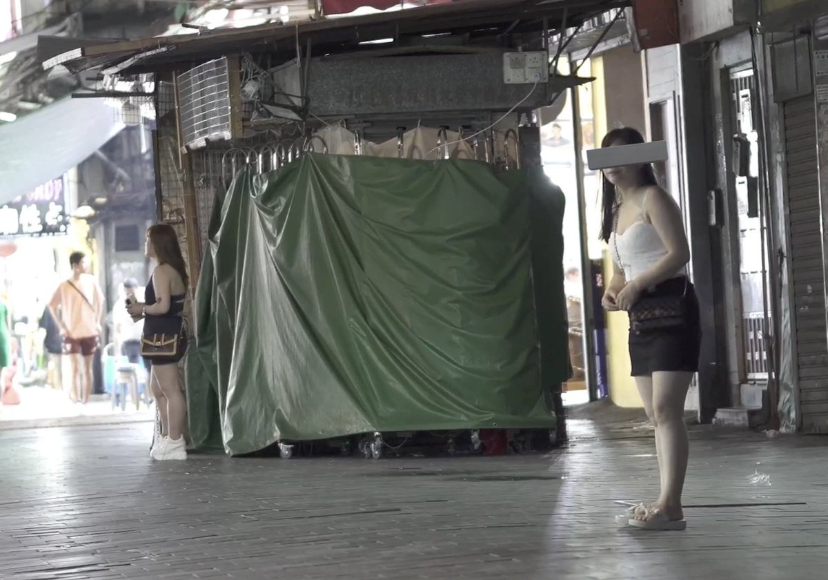 香港庙街站街女闹市公然拉客!警察都懒的管了!
香港个人卖淫并不违法,很多内地大妈前赴后继跑过去淘金。
我认识一个湖北大姐,为了合法留在香港,嫁了一个七十多岁的老头,获得香港身份。靠站街卖淫一年能赚一两百万。 https://t.co/cW6eecmQKQ