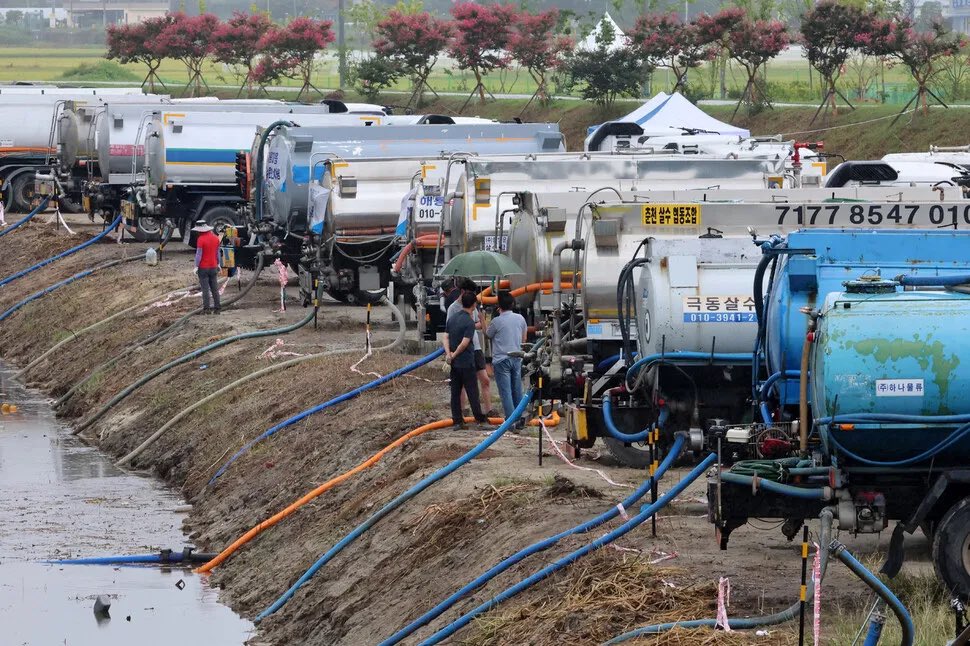 최악의 가뭄이 이어지는 7일 강원 강릉의 한 하천에서 살수차들이 운반급수를 위해 줄지어 취수하고 있다