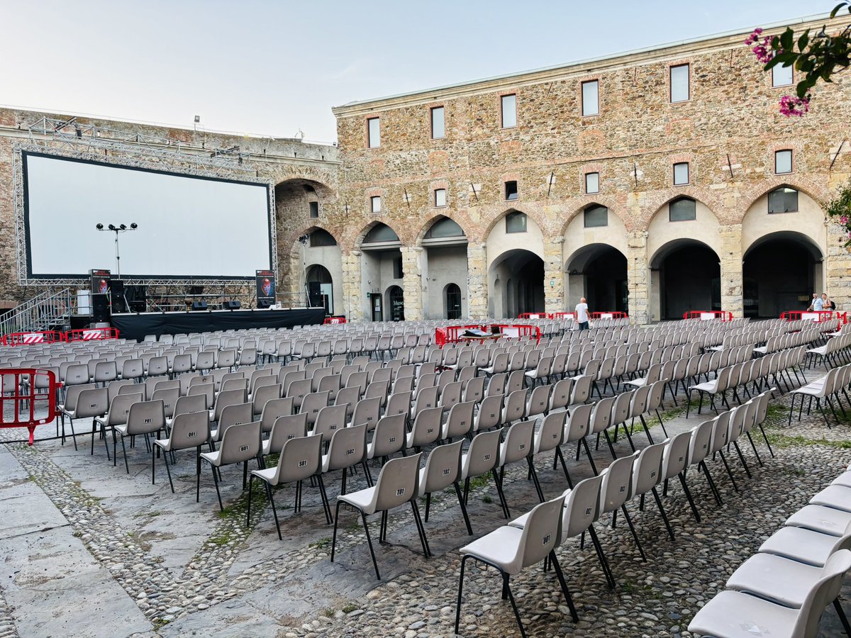 Yester-night we had the best view standing on this stage. Nature was showing off and we provided a live soundtrack to it. 

I love my job🙏🏿

#Ngiyabongamina