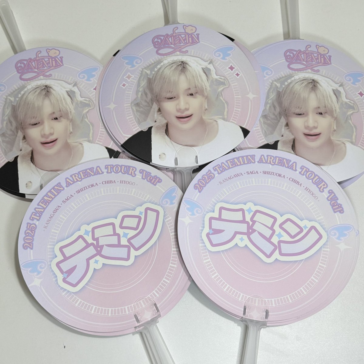 2025 TAEMIN ARENA TOUR
“𝖁𝖊𝖎𝖑”

-`♡´-
Gifts for Taemates pt. 1
Round fans, Mini Uchiwa Keyring
-`♡´-

📍Kanagawa (9.13-15)
📍Saga (9.20-21)
📍Shizuoka (10.04-05)
📍Chiba (11.29-30)
📍Kobe (12.24-25)

#テミン #태민 #TAEMIN
#2025TAEMINARENATOUR
#2025TAEMINARENATOUR_Veil