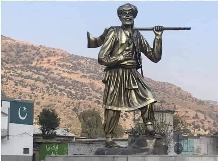 ArifRetd's tweet photo. پشاور سے کوہاٹ  جانے والی سڑک کے کنارے نصب ایک مجسمہ ہے جس کے اوپر ایک عرصے تک پردہ پڑا رہا۔ استعاراتی نہیں، اصل پردہ، جس کے تلے پتہ نہیں چلتا تھا کہ کیا چیز چھپی ہوئی ہے۔
پشاور کے سفر کے دوران جب بھی ہماری نظر اس پر پڑتی ہم سوچتے کہ یہ کون ہے اور گزر جاتے۔ پھر جب دوبارہ پشاور آنا اور جانا ہوتا تو دیکھ کر پھر ذہن میں آ جاتا کہ یہ کیا ہے۔ پھر ایک دن اس مجسمے سے پردہ ہٹ گیا۔ مگر سمجھ پھر بھی نہیں آئی کہ یہ مجمسہ آخر ہے کس کا جو یہاں درہ آدم خیل میں سرنگ سے اگے نصب کیا گیا ہے۔ جس کے ساتھ ایک پگڑی یا شملہ بھی نصب کیا گیا ہے۔ مگر شملے پر ہم پھر کبھی قلم اُٹھائیں گے پہلے اس مجسمے کی تاریخ کو کریدتے ہیں۔

ایک دن سفر کرتے ہوئے ایک بوڑھے بابے نے اس مجسمے کے بارے بتایا تو ہمیں خود پر افسوس ہوا کہ اس پتھر کے مجسمے کے پیچھے ایک بہت بڑی تاریخی سچائی پوشیدہ ہے۔ شاید اس کی وجہ یہ ہو کہ تاریخ ہم سے چھپائی گئی ہے۔  

اب ہم بتا ہی دیتے ہیں کہ یہ مجسمہ ایک تاریخی شخصیت عجب خان آفریدی کا ہے جنہوں نے انگریز سامراج کی مخالفت میں 1923 میں درہ آدم خیل میں لڑائی لڑی تھی اور یہ لڑائی اس وقت شدت اختیار کر گئی تھی. جب غازی عجب خان نے انگریز کی کوہاٹ فوجی چهاؤنی اور دیگر مراکز کو حملوں کا نشانہ بنانا شروع کیا۔

انہوں نے فوجی چهاؤنی سے بھاری اسلحہ نکالنے کے ساتھ ساتھ بہت سے انگریز فوجیوں کو ہلاک بھی کیا، جس پر انگریز انٹیلی جنس اداروں اور عجب خان آفریدی میں ٹھن گئی۔

ایک دن انگریز فوج نے ان کے گھر پر ہلہ بول دیا اور عجب خان آفریدی کی والدہ سے بدتمیزی کی جس کے بعد ماں نے عجب خان آفریدی کو انگریز سے بدلہ لینے کا حکم دیا کہ جب تک تم انگریز سے میری بےعزتی کا انتقام نہ لے لو مجھے اپنی شکل مت دکھانا اور نہ ہی تب تک گھر آنا۔ یہاں تک کہ اسے اپنا دودھ تک نہ بخشنے کی بھی دھمکی دی۔

اس کے بعد عجب خان آفریدی نے دل میں مصمم ارادہ کیا کہ وہ انگریز قوم سے ایسا بدلہ لیں گے کہ وہ تاعمر یاد رکھیں گے۔ یہ وہ وقت تھا جب زیادہ تر پختون قوم انگریزوں کی حمایتی تھی، اور چند گنے چنے لوگ ہی عجب خان آفریدی کے ساتھ تھے۔ انگریزوں کے ساتھی پختون عجب خان آفریدی کو غدار سمجھتے تھے اور اسے ملک دشمن سمجھتے تھے۔ ظاہر ہے کہ اس کی بنیادی وجہ یہ تھی کہ وہ انگریزوں سے پیسے وصول کرتے تھے۔

اپنی والدہ سے بدسلوکی کا بدلہ لینے کے لیے عجب خان آفریدی نے ایک دن کوہاٹ کے انگریز آفیسر کے گھر پر حملہ کرتے ہوئے وہاں سے مس ایلس کو اغوا کر لیا۔ لڑکی کی ماں نے چیخ وپکار کی تو انہوں نے اسے قتل کر دیا اور پہرے پر مامور انگریزوں کو بھی قتل کرتے ہوئے مس ایلس کو اغوا کر لیا۔

اس پر تمام انگریز حیرت میں ڈوب گئے کہ اتنے کڑے پہرے کے اندر داخل ہو کر اتنا بڑا واقعہ کیسے پیش آ گیا۔

عجب خان آفریدی مس ایلس کے ساتھ 10 دن کوہاٹ کے کوتل پہاڑ کے ایک غار میں رکا رہا۔ پھر افغانستان جا کر وہاں کی حکومت سے پناہ مانگی جنہوں نے پناہ کے ساتھ سینکڑوں ایکڑ زمین بهی مزار شریف میں عجب خان آفریدی کے نام کر دی۔ اس وقت کی انگریز حکومت نے عجب خان آفریدی کے سر کی قیمت ایک لاکھ روپیہ (جو موجودہ کے کروڑوں بنتے ہیں) لگائی۔

نو مہینے بعد افغان حکومت نے انگریز حکومت اور عجب خان آفریدی کے مابین فیصلہ کرایا اور پهر طورخم باڈر پر مس ایلس کو انگریز حکومت کے حوالے کر دیا گیا۔ جب مس ایلس کا میڈیکل چیک اپ کیا گیا توہ حیران رہ گئے کہ مہنیوں عجب خان آفریدی اور اُن کے ساتھیوں کے چنگل میں وہ کیسے باعزت اور محفوظ رہی۔

انگریز حکومت اس حسن سلوک سے اتنے متاثر ہوئے کہ انہوں نے کہا کہ اگر عجب خان آفریدی ایلس کی ماں کو قتل نہ کرتا تو وہ عام معافی دیتے اور انعام سے بھی نوازتے۔ اس تاریخ سے ہمارے نوجوان بے خبر ہیں کہ ہماری قوم کے بہادروں کی داستانیں تاریخ کا حصہ ہیں۔

1985 میں مس ایلس سرکاری پروٹوکول کے ساتھ درہ آدم خیل آئیں اور عجب خان آفریدی کے گهر اور وہ پناہ گاہ جس میں مس ایلس رہ چکی تهی، وہاں گئیں اور جا کر وہ بہت روئیں۔

اس کے بعد عجب خان آفریدی کے آخری زندہ دوست ملک شیر خان باش خیل، جو شاید اب اس دنیا میں نہیں ہیں، سے ملاقات کی اور سننے میں آیا ہے کہ مس ایلس عجب خان آفریدی کے حسن سلوک سے اتنی متاثر ہوئی تھیں کہ اُنہوں نےکہا تھا کہ عجب خان آفریدی کو دیکھنے کے بعد انہیں کوئی پسند ہی نہیں آیا۔

اس موضوع پر پشتو میں ایک بھی فلم بن چکی ہے اور پھر ایک دور میں یہ داستان ہمارے نصاب کا حصہ رہی ہے مگر پھر نجانے کس طرح اور کیسے یہ کہانی ہمارے نصابی کتاب سے غائب ہو گئی۔ حالانکہ ہماری نئی نسل کو مشاہیر کے کارناموں سے روشناس کرنا ہمارا فرض بنتا ہے۔

کوہاٹ پشاور روڈ پر کوہاٹ سرنگ سے آگے جس نے بھی عجب خان آفریدی کا مجسمہ نصب کرنے کا سوچا ہے، وہ داد کا مستحق ہے۔

انتخاب !