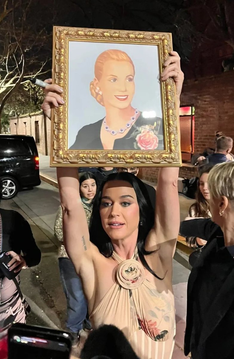 Katy Perry cayó a Argentina y hasta festejó la paliza del peronismo con un cuadro de EVITA ✌🏼🙏🏼