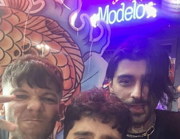 nhzllxtheshow's tweet photo. SI GENTE LOUIS Y ZAYN JUNTOS EN PLENO 2025 EL CABELLO DE LOUIS, Y EL DE ZAYN, ESTÁN DE JODA, ESTOY LLORANDO 

ZOUIS IS MY HEART https://t.co/GXFTnXIUA5