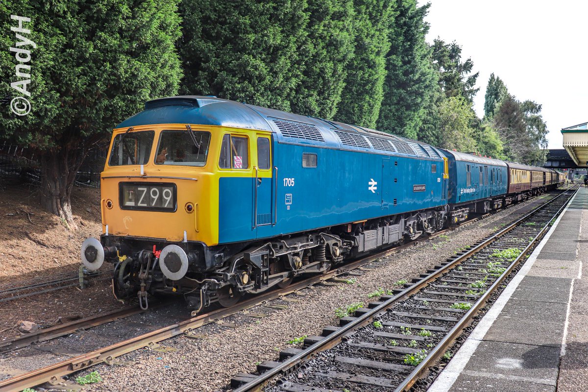 holtona72's tweet image. #MondayMorningBlues Looking great, on the outside at least, #BRblue 1705 'Sparrowhawk', TOPS number 47117, on display at Loughborough Central station during the @GcrGreat autumn diesel gala. #DuffWatch #GCR 6/9/25
