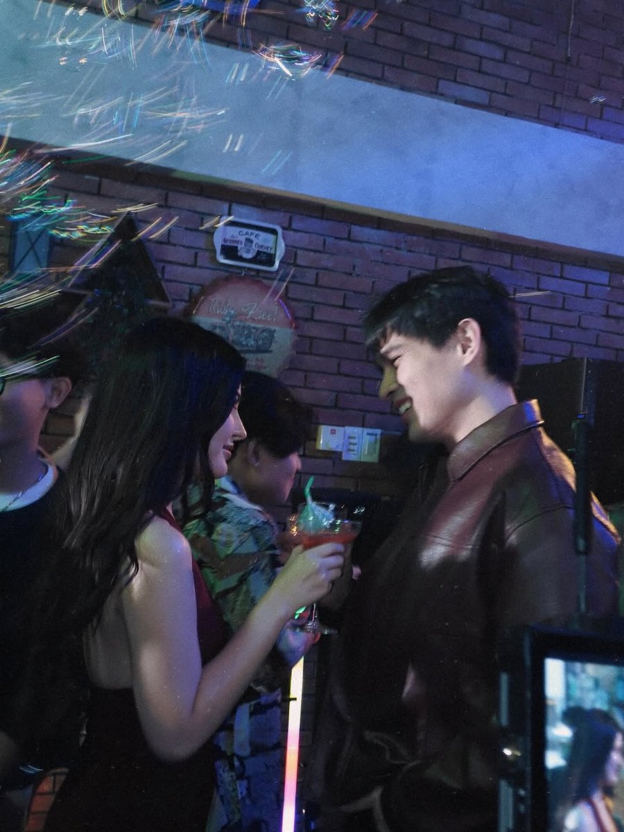 psngayondigital's tweet photo. KASALANAN BANG MAHULOG SA ’YO? 😍🎶

Former Pinoy Big Brother (PBB) housemate na si Ralph De Leon, nag-upload sa Instagram ng ilang behind-the-scene photos kasama ang co-housemate na si AZ Martinez habang sila’y nasa music video shoot para sa kantang “Naiilang.” https://t.co/g3AyWM8a1g