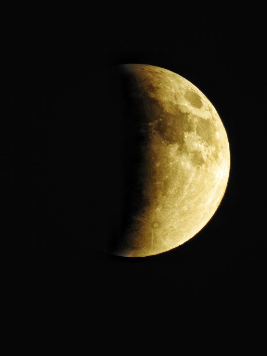 به مناسبت خسوف دیشب

وحشتی نیست مرا با تو تماشای خسوف
ترسم آن است که تو روی بپوشی از من

#بهروزقارلقی