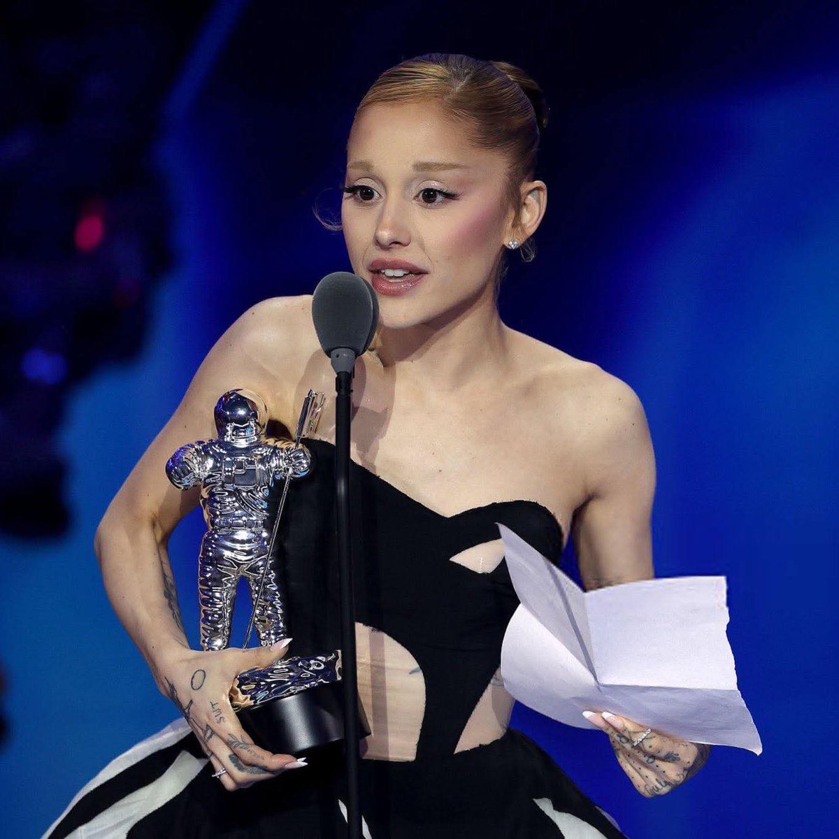 cAMYlizer97's tweet photo. Resumen de mi fin de semana:
-El viernes me gradué de la Licenciatura y obtuve mi carta de pasante 
-El sábado tuve tiempo de calidad con mi familia
-Hoy domingo en los VMA's presencie a mis favs, y todas se llevaron premios: Ariana, Sabrina y Rosé 

Ahh y mañana es mi cumple😭💗 https://t.co/tLoy4LgP57