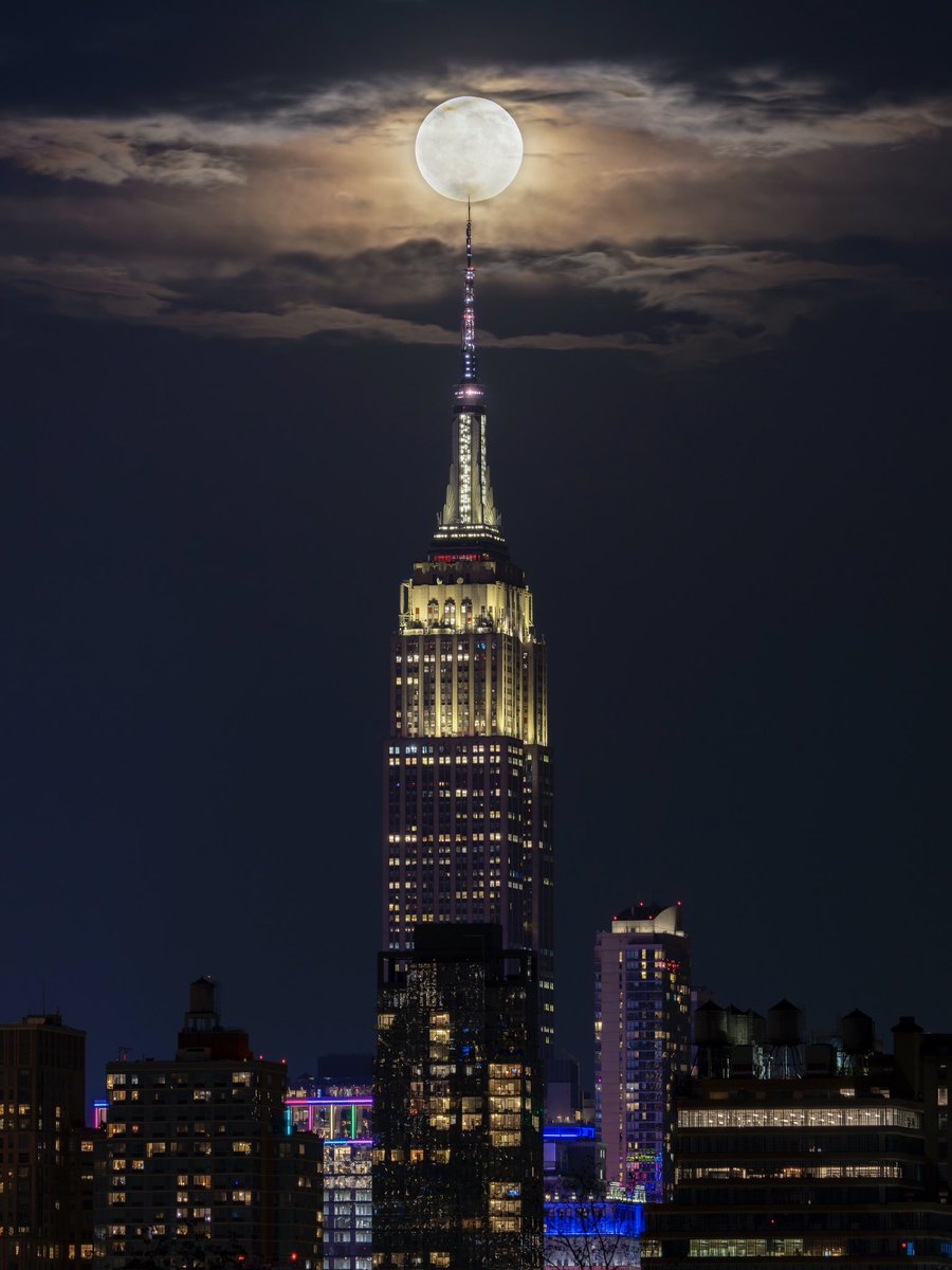 Tonight’s Full Corn Moon breaking through the clouds above the <a href="/EmpireStateBldg/">Empire State Building</a>  in #NewYorkCity #fullMoon #CornMoon