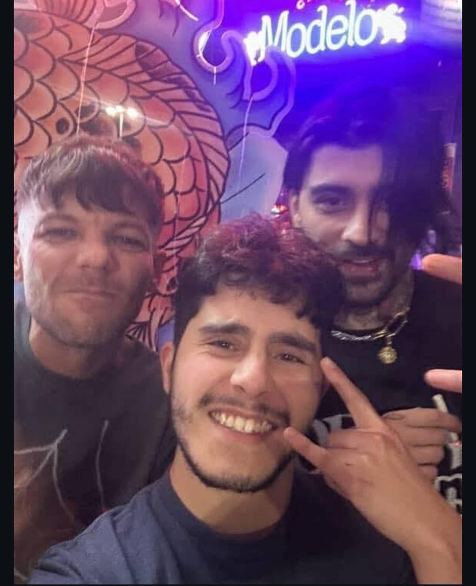1DOficialPeru's tweet photo. AAAAAHHHHHH ZAYN Y LOUIS CON UN FAN EN NYC, AHHHHHHHH 😭😭😭😭

Créditos: owner🫡 https://t.co/HtwhaTKB4v