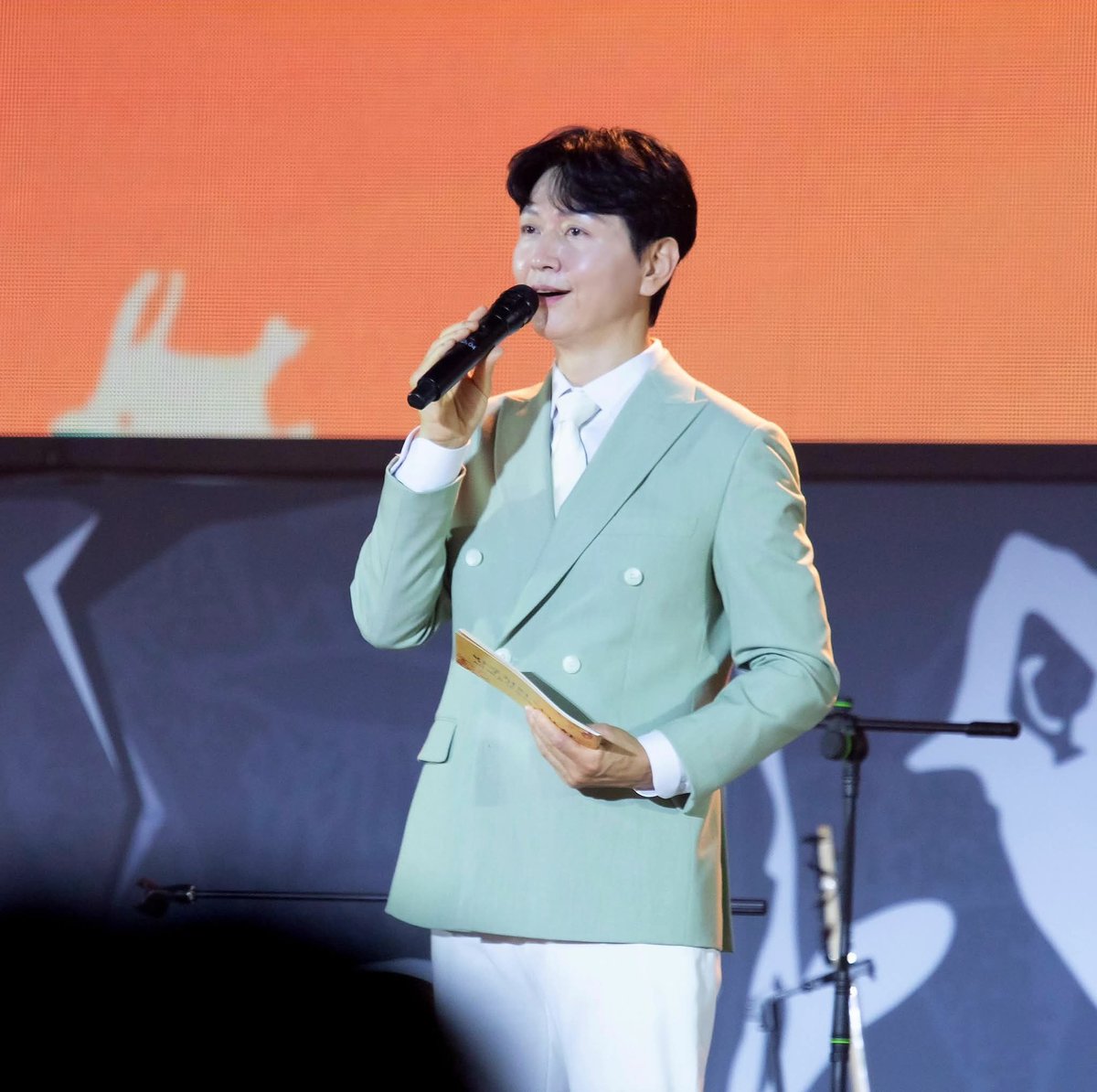 leegunmyung_com's tweet photo. #이건명
Posted @ coolmyung
울주에서의 환영 감사했습니다.
#언양불고기 를 못먹어서 아쉬웠지만,
안먹어도 배부른 하루였습니다.
#반구천의암각화
#유네스코 #세계유산등재기념
#축하드립니다
정장은 #엘레바또 #elevato
고맙습니다~~~ https://t.co/4yw1vVNmuH