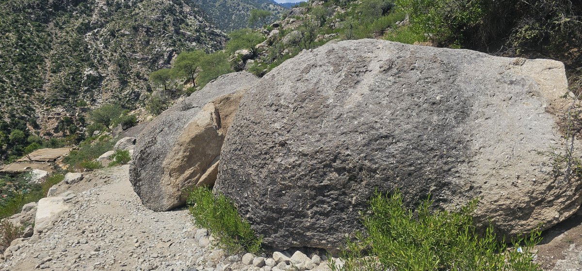 Clearing blocked roads after the earthquake in #Kunar presents unique challenges due to the region’s rugged &amp; mountainous terrain.

 <a href="/ICRC_af/">ICRC Afghanistan</a> stepped up its support to local authorities to help restore access to isolated communities, ensuring that vital aid reaches those in need.