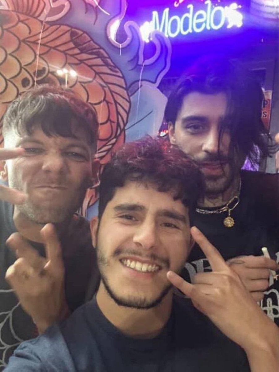 ZaynJMMex's tweet photo. Zayn y Louis con un fan en NYC. https://t.co/BhfLkArJdw