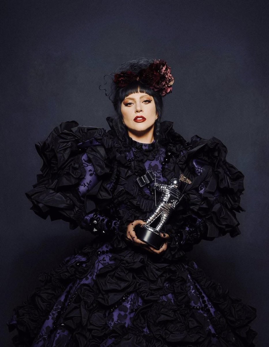 Lady Gaga es la artista más premiada de la noche en los 2025 VMAs  , con 4 premios.